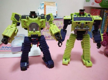 [Toyworld] Produit Tiers - Jouet TW-C Constructor aka Devastator/Dévastateur (Version vert G1 et jaune G2) - Page 3 5ITETz10