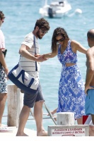 Nina Dobrev with her boyfriend Austin Stowell in Saint-Tropez (July 24) 5TcreY6M