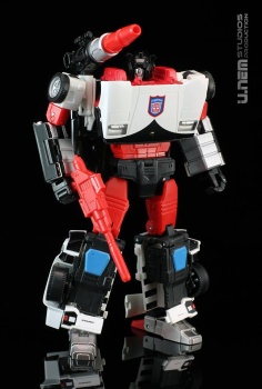 [Masterpiece] MP-12 Sideswipe/Frérot (rouge) ― MP-12G Sideswipe/Frérot G2 (noir) ― MP-12T Tigertrack/Tigrevoie (jaune) + MP-14C Clampdown/Châtimo (blanc) - Page 6 9Mu7oOcZ