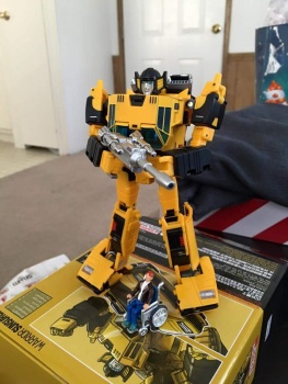 [Masterpiece Tiers] BADCUBE OTS-08 SUNSURGE aka SUNSTREAKER - Sortie Janvier 2016 - Page 4 AydmO55T