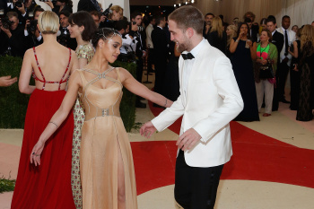 5 Mayo - Mas Fotos de Rob en la MET GALA 2016!!! BtJVV7Og