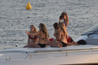 Nina Dobrev vacationing with friends in Saint-Tropez (July 20) WOpLgjEP