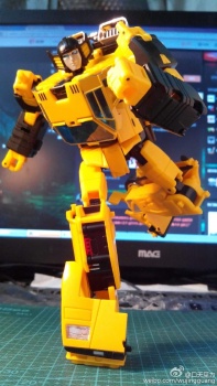 [Masterpiece Tiers] BADCUBE OTS-08 SUNSURGE aka SUNSTREAKER - Sortie Janvier 2016 - Page 4 RFiMd2re