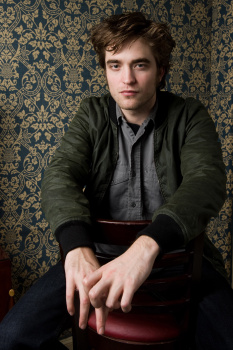 20 Julio - Nuevos/Antiguos Retratos de Rob durante la rueda de prensa de REMEMBER ME ahora en HQ!!! (2010) S0lLaPQ8