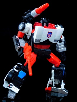 [Masterpiece] MP-12 Sideswipe/Frérot (rouge) ― MP-12G Sideswipe/Frérot G2 (noir) ― MP-12T Tigertrack/Tigrevoie (jaune) + MP-14C Clampdown/Châtimo (blanc) - Page 6 WiRBh7xW