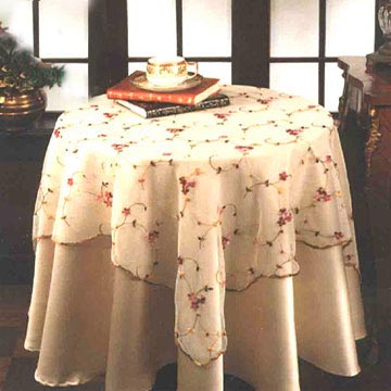 بعض الصور للتطريز على القماش Embroidered_Table_Cloth