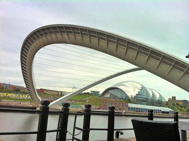 الجسر المائل الوحيد فى العالم جيتس هيد  ميلينيوم"جسر الألفية". Gateshead-millennium-bridge-16