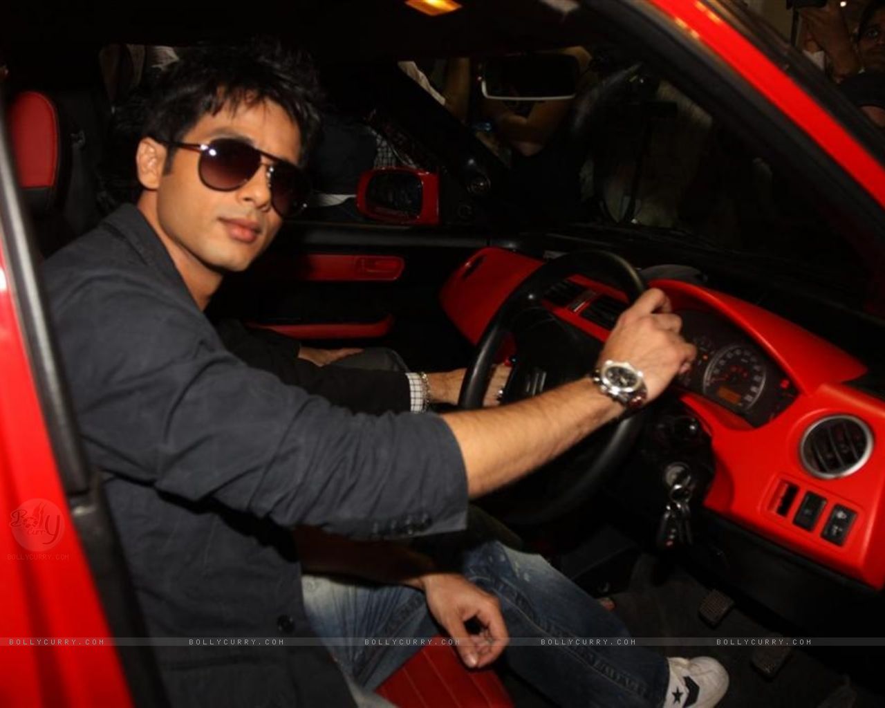 صور شاهيد كابور جديدة 108056-shahid-kapoor-at-autocar-show