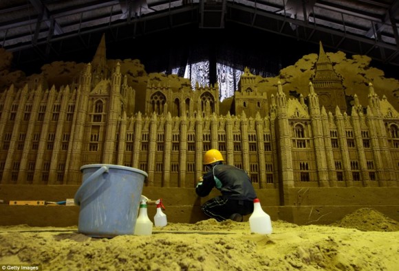 من أغرب متاحف العالم: تاريخ بريطانيا بالرمال ! Museum-sand-sculpture-05