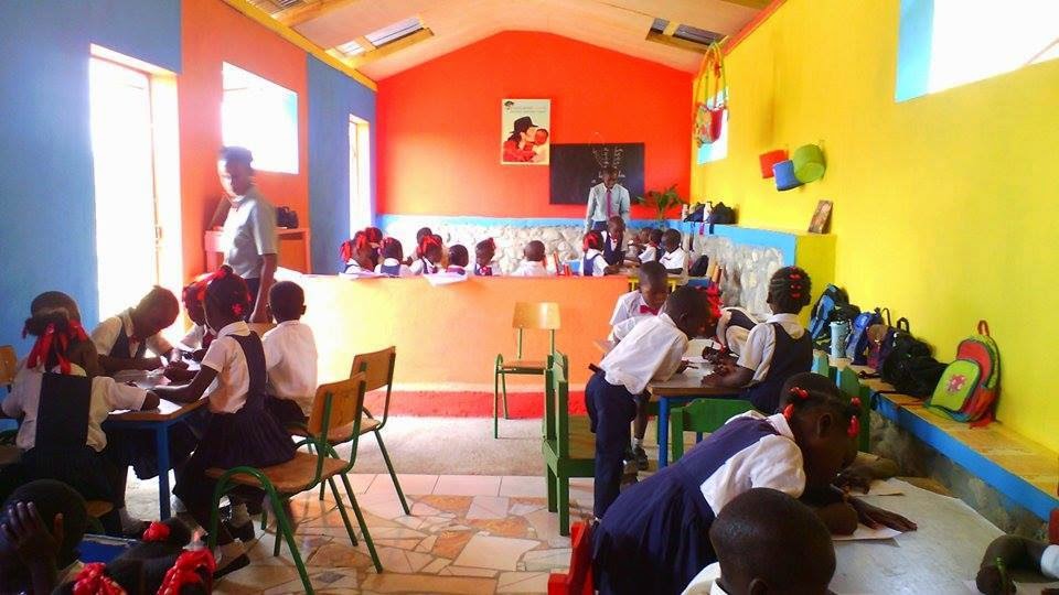 Haiti. Inaugurada escola totalmente financiada pelos fãs de Michael jackson Escola%2B1