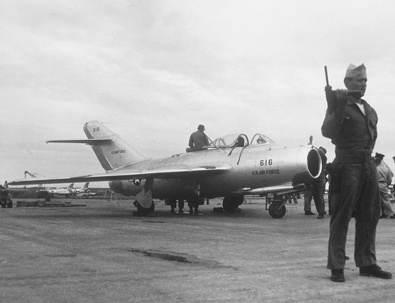 Pilotos Desertores del Pacto de Varsovia y sus Aliados Árabes y Asiáticos  782px-MiG-15bis_Kimpo_Sep_1953