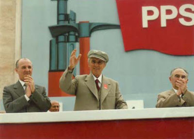 socialismo - El socialismo en Albania y el retroceso capitalista - Enver Hoxha y la revolución albanesa (MUY INTERESANTE!) 2010-12-09-Enver_MayFirst1983