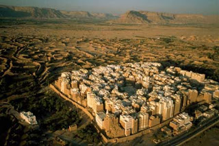 أقدم ناطحات سحاب في العالم في اليمن 20080426mudbrick-houses-shi