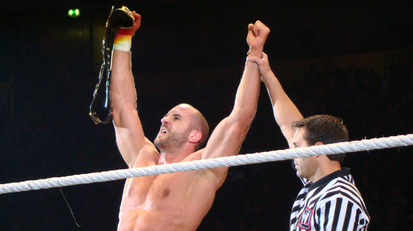 من مانشستر بإنجلترا.. مجموعة صور مميزة لعروض WWE  Antonio-Cesaro2