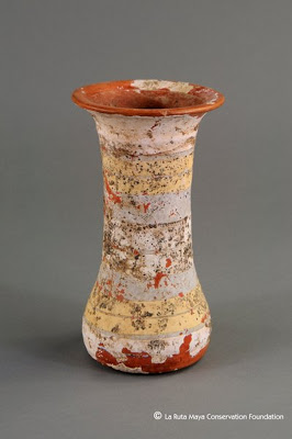 Un vase à identifier . La%2BRuta%2BMaya_Reg.%2B1.2.144.419_enlrgd