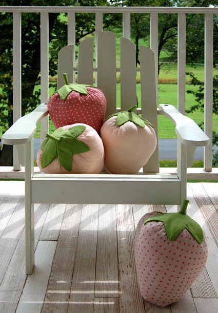 طريقة خياطة مخدة على شكل فروالة بالصور Strawberry-pillows-b2