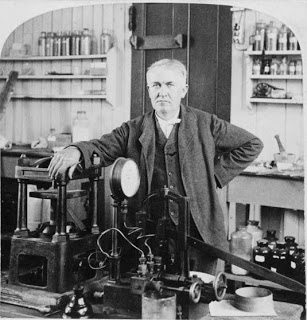 توماس إدسون أمريكى(مخترع المصبااح الكهربائى) Edison-in-his-nj-laboratory-1901