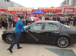 Κινέζος κατέστρεψε την Maserati Quattroporte του για να διαμαρτυρηθεί [w/video] Maserati-qingdao-smash-china-1