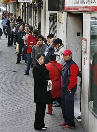 Campaña de Afiliación. CNT, luchamos contigo. Colas_parados_puerta_inem1