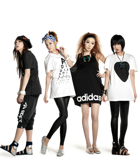 CLUB 2NE1 - Página 19 20110326_2ne1_adidas_2