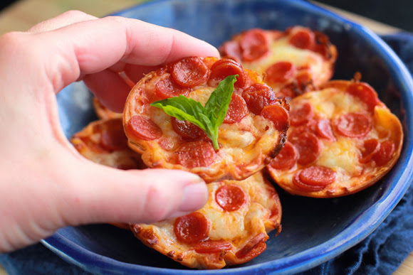 30 فكرة جديدة لتقديم الأطعمة  Mini-tortilla-crust-pizzas