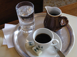 فوائد الماء الذي يقدم مع القهوة Coff