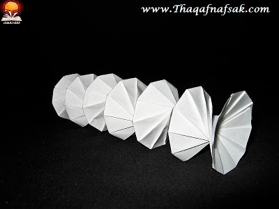 فن طي الاوراق 800px-Origami_spring