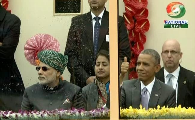 اوباما يحضر العرض العسكري للجيش الهندي  Barack_obama_thumbs_up%2Bto%2Bmotorcycle%2Briders