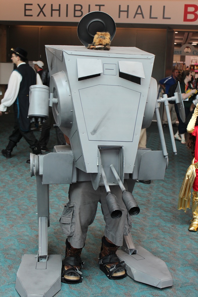 ESTO es ser un fan de Star Wars... Comic-Con-2012-Cosplay-AT-ST