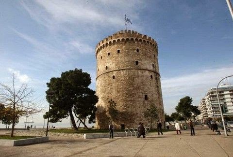 Ζευγάρι έκανε ΣΕΞ μπροστά στον Λευκό Πύργο μέρα μεσημέρι!!! Δείτε το επίμαχο βίντεο Sex2