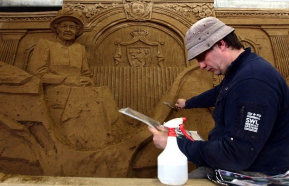 من أغرب متاحف العالم: تاريخ بريطانيا بالرمال ! Museum-sand-sculpture-08