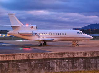 Fuerzas Armadas de Francia 800px-Falcon900_Clermont-Ferrand_airport