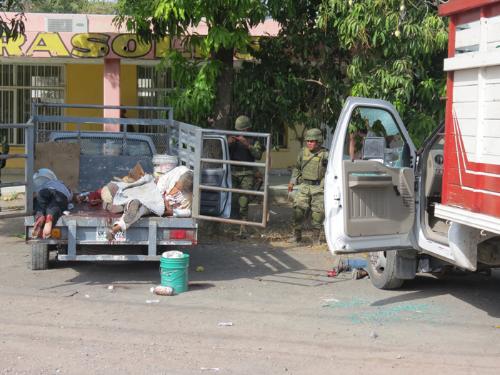 El arresto de un capo desató balacera y persecución; de los 14 muertos en Michoacán, 8 eran inocente A8f511_Masacre%2520015