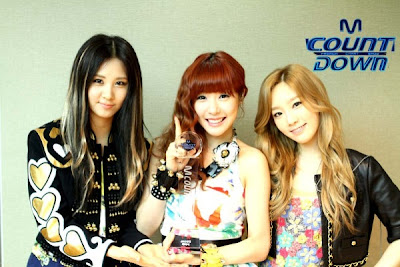 {120517} {FO} TTS @ Mnet Countdown Backstage Picture 120517mcountdown