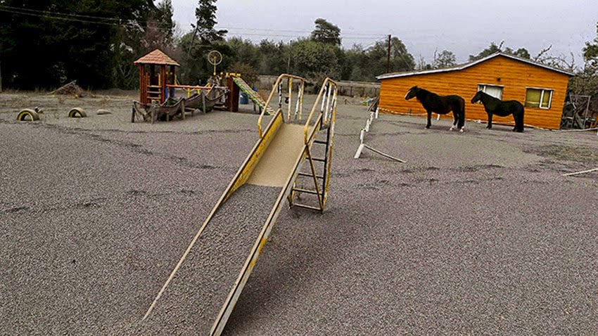 Chili: paysages de cendres post-apocalyptiques aprés l'éruption du volcan Calbuco, elles atteignent même les pays voisins Calbuco_apocalyptic_ashfall01