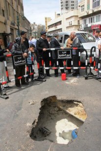 "بالصور" سقوط سيارة تابعة لشركة النظافة في هبوط أرضى بشارع فؤاد  164209_538917259492257_568066065_n