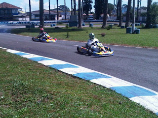 Bruce participa de mini corrida de kart em Curitiba Bruce%2BDickinson%2Bkart