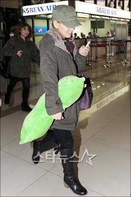 [PICS] Taeyeon @ Gimpo Airport || 06.01.12 Tumblr_lxcus8smgM1qbnpuuo1_500