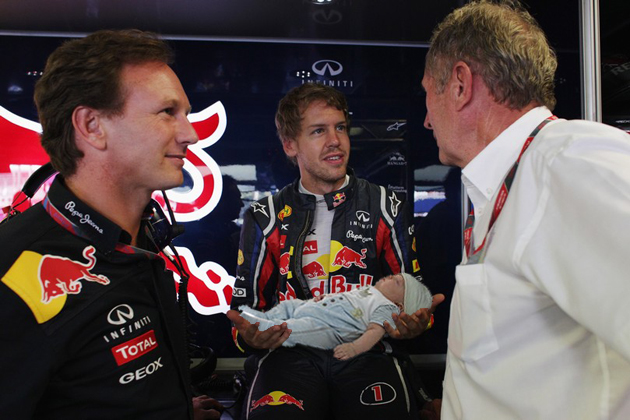 Les images insolites de la F1 - Page 40 Horner_Vettel_Dr_Helmut_Marko_ita11