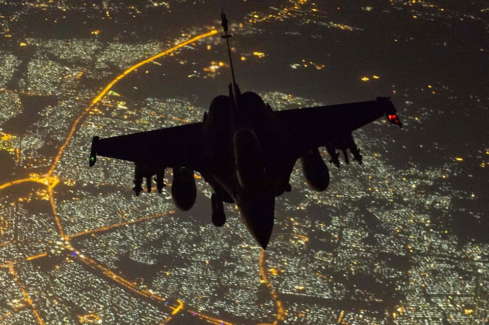 الرافال في سماء بغداد ! Rafale%2Brefueling%2Bover%2BBaghdad%2Bduring%2BFrench%2Bair%2Bstrikes%2Bin%2BIraq%2B1