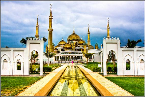شاهد بالصور ..تحفة معمارية رائعه . مسجد مصنوع بالكامل من الكريستال Crystal-mosque.14973.large_slideshow