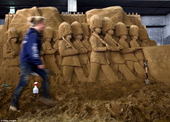 من أغرب متاحف العالم: تاريخ بريطانيا بالرمال ! Museum-sand-sculpture-04