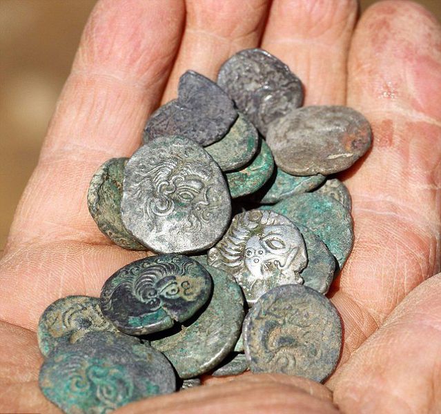 العثور على كنز من العملات الأثرية في بريطانيا‎ A Treasure Of Ancient Coins Found In Britain Treasure_found_after_decades_search-British_640_01