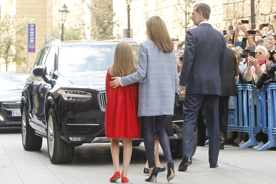 LA FAMILIA REAL ASISTE A LA MISA DEL DOMINGO DE PASCUA 2017 - Página 4 Messe-Paques-Felipe-Letizia-Sofia-5