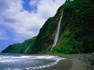 أنعش يومك بشاهدة أجمل شواطئ جزر هاواي  Kaluahine_Waterfall%252C_Waipio_Valley%252C_Hamakua_Coast%252C_Hawaii___erc