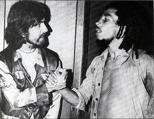 Tus fotos favoritas de los dioses del rock, o algo - Página 14 Bob-marley-and-george-harrison