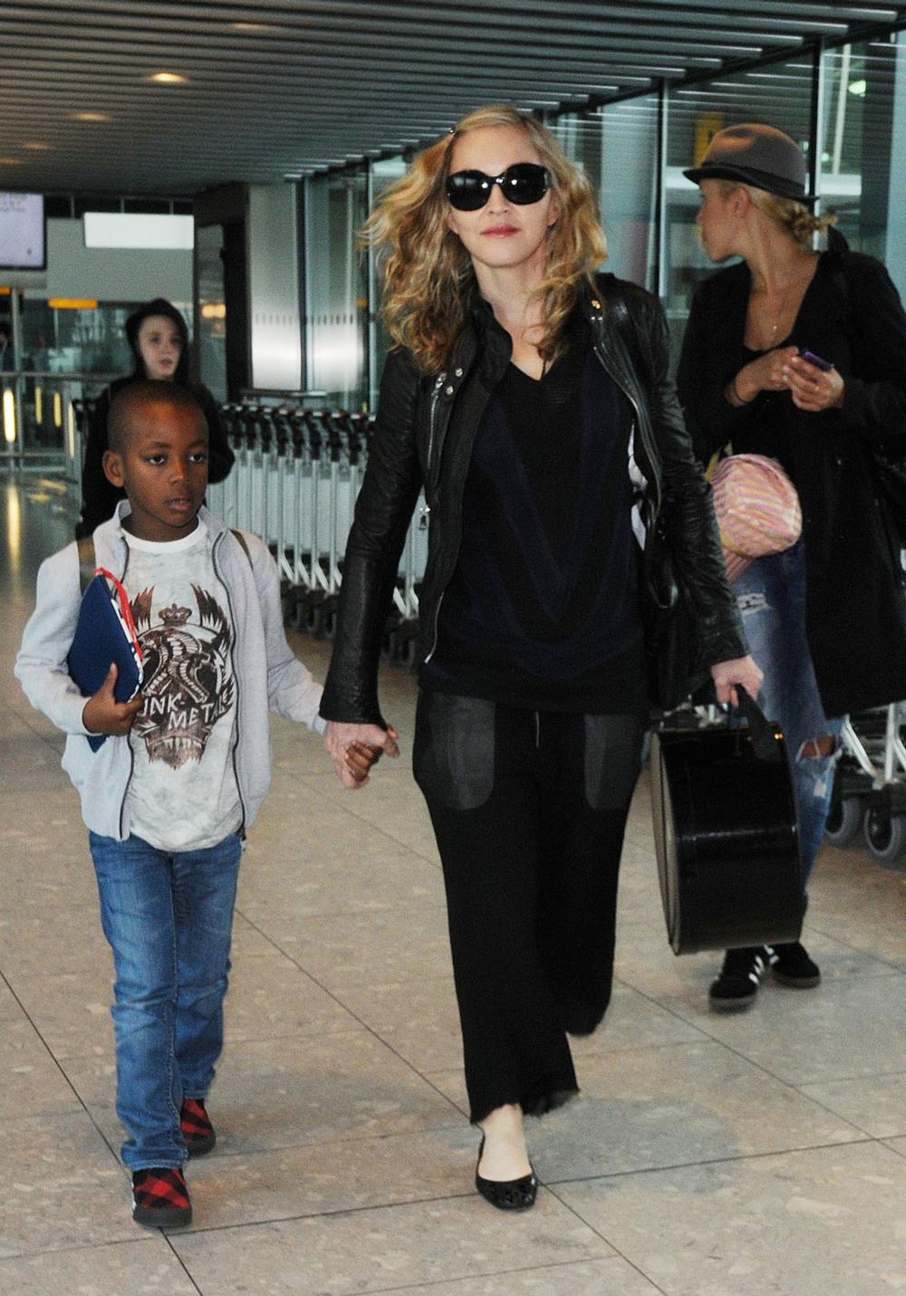 Strike a Pose >> Fotos del día a día  - Página 2 20110621-pictures-madonna-lands-heathrow-airport-05