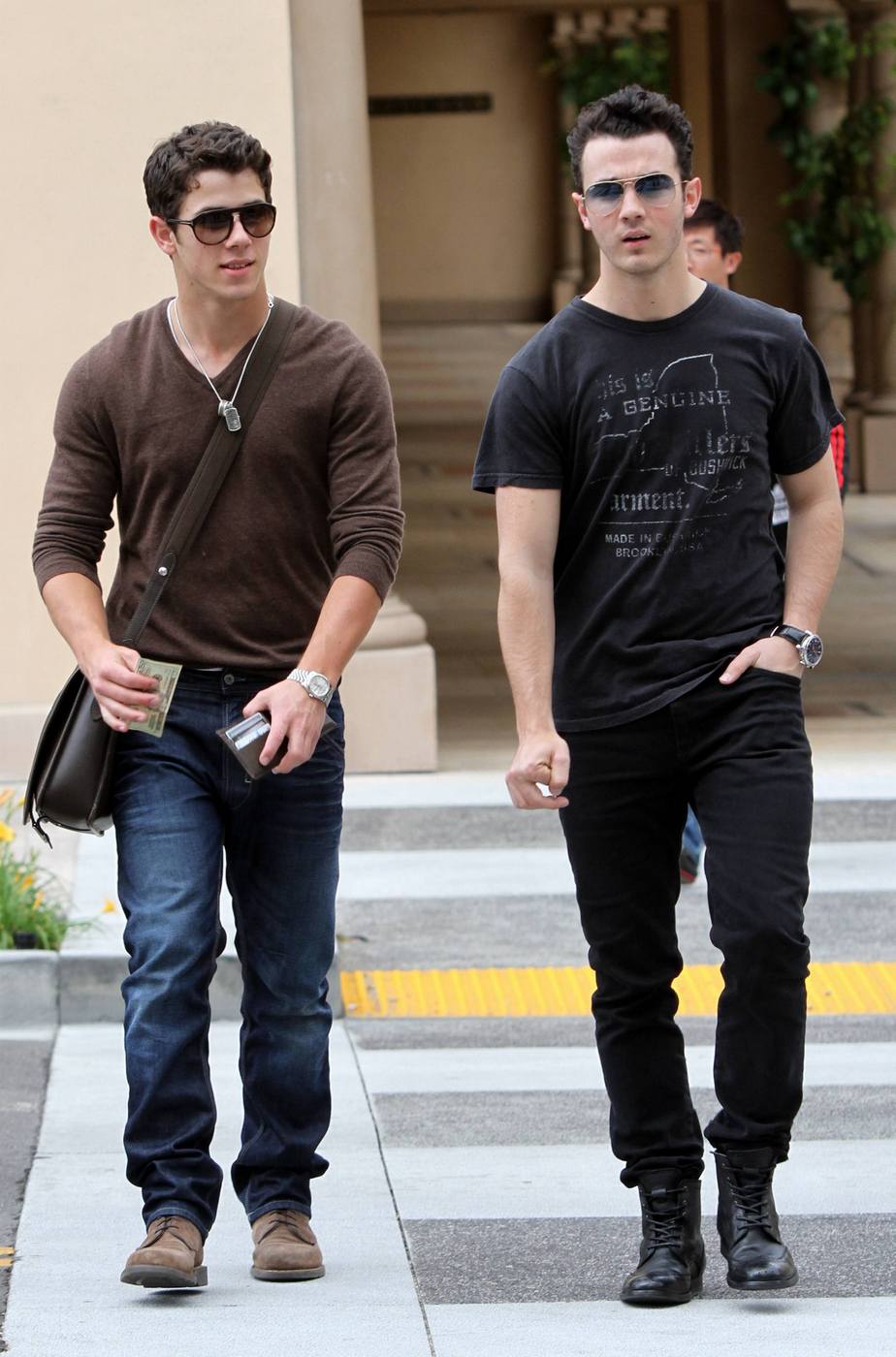 Kevin y Nick Jonas comprando regalos de último minuto?  JW_KevNickoutLA_050811_HQ-001