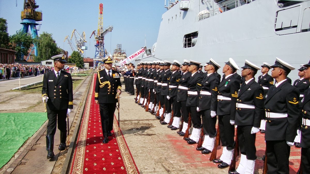 India - Página 15 VAdm%2BRK%2BDhowan%2Binspects%2Bguard%2Bof%2Bhonour%2BTrikand%2Bin%2Bbackground-784596