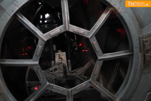 [Hot Toys] Star Wars - Tie Fighter - 1/6 scale Hot-toys-sdcc-2015-42